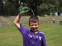 5 Der FV08-Fu&szlig;baller Liam Bastian erfrischt sich mit seiner Wasserflasche